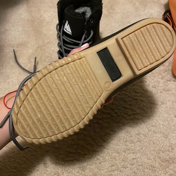 Never used snow boots! Bought from amazon and ran out of time to return - Picture 4 of 4